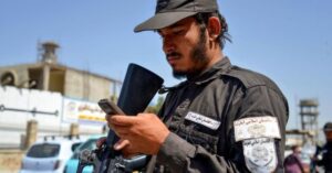 Taliban Smartphone Ban: सरकारी कर्मचारियों के स्मार्टफोन इस्तेमाल पर रोक, पकड़े जाने पर तोड़ दिया जाएगा मोबाइल