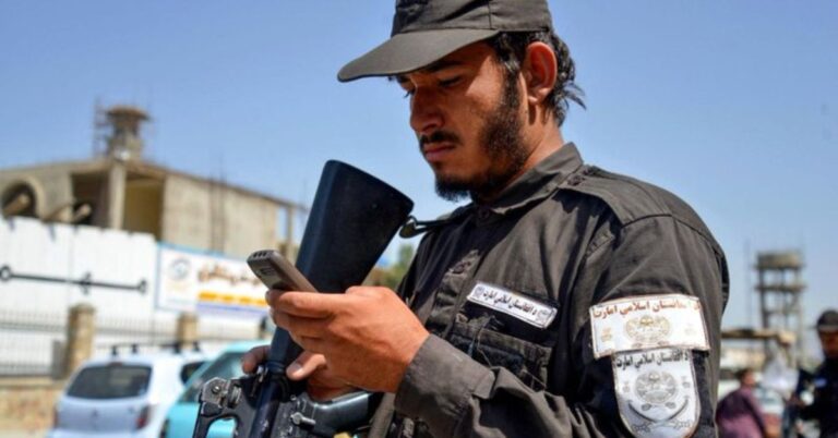 Taliban Smartphone Ban: सरकारी कर्मचारियों के स्मार्टफोन इस्तेमाल पर रोक, पकड़े जाने पर तोड़ दिया जाएगा मोबाइल