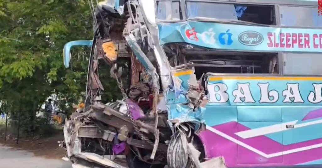 Vadodara-Jarod Highway पर भीषण हादसा, ट्रक के पीछे घुसी तेज रफ्तार लग्जरी बस