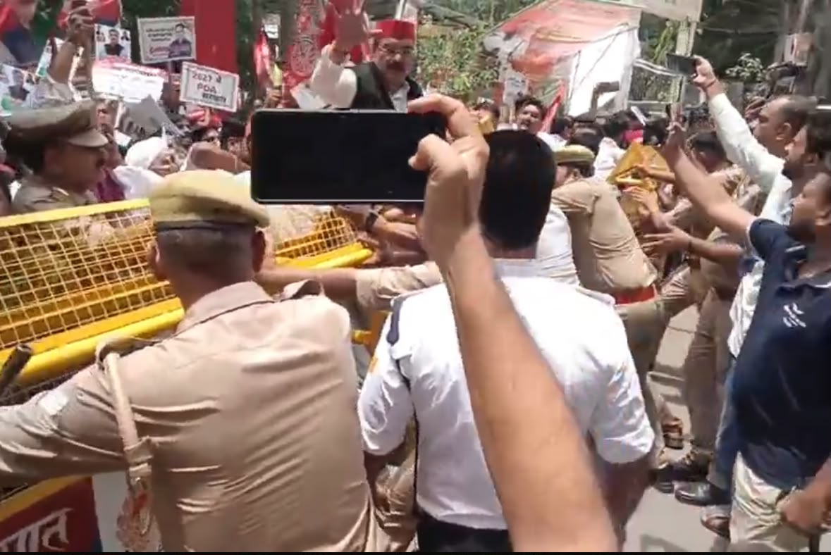 Bijnor News सपा का जिला मुख्यालय पर जोरदार प्रदर्शन, पुलिस से हुई नोकझोंक