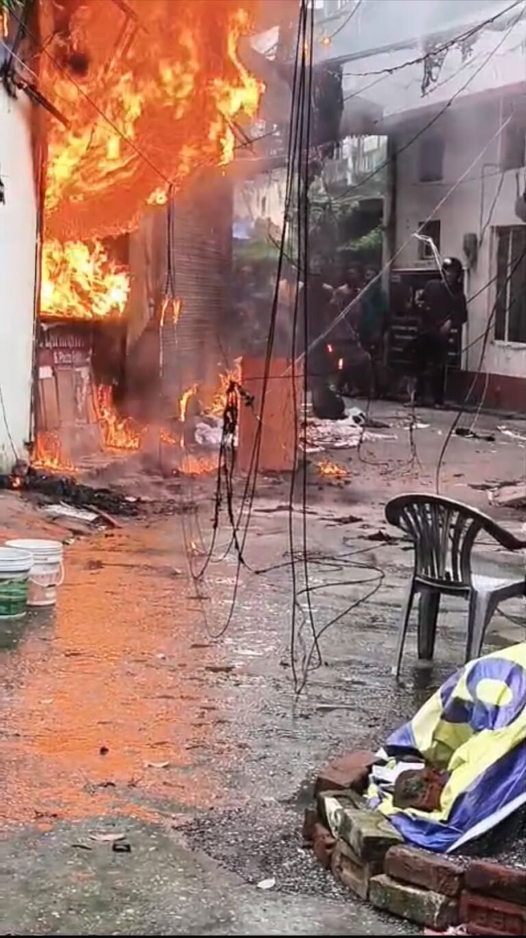 Dehradun Fire News: घंटाघर के पास चकराता रोड पर अचानक लगी आग दमकल की टीम मौके पर पहुंची