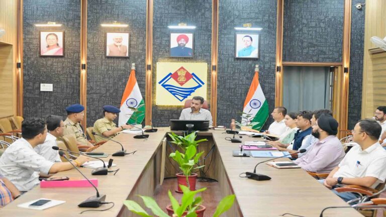 Dehradun Traffic Plan: ट्रैफिक जाम और Parking Problem पर सख्त हुए DM, माइक्रो लेवल प्लान से बदलेगी शहर की व्यवस्था