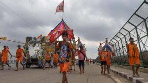 Muzaffarnagar News: Kanwar Yatra से पहले DJ Kanwar को रोकने पर हंगामा, Kotwal और Kanwariyon के बीच तीखी बहस