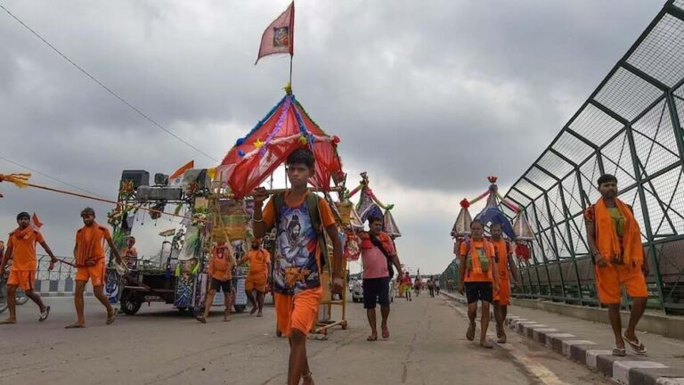 Muzaffarnagar News: Kanwar Yatra से पहले DJ Kanwar को रोकने पर हंगामा, Kotwal और Kanwariyon के बीच तीखी बहस