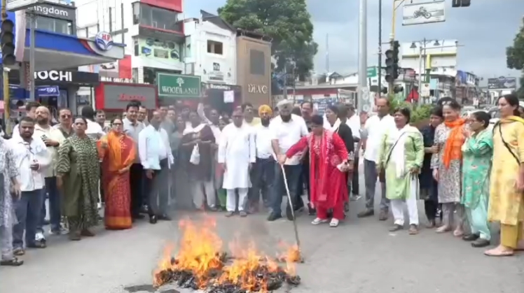 देहरादून में केंद्रीय शिक्षा मंत्री प्रल्हाद जोशी के खिलाफ महिला कांग्रेस का प्रदर्शन, पुतला दहन