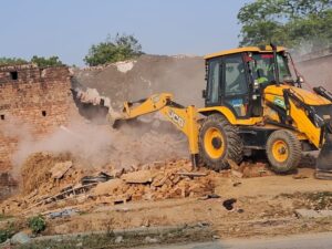 Sitapur Bulldozer Action: सीतापुर में 43 बीघा सरकारी नजूल भूमि पर चला बुलडोजर, 150 करोड़ की जमीन कब्जामुक्त