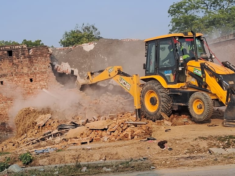 Sitapur Bulldozer Action: सीतापुर में 43 बीघा सरकारी नजूल भूमि पर चला बुलडोजर, 150 करोड़ की जमीन कब्जामुक्त