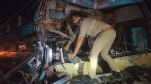 झांसी डबल डेकर बस हादसा: दर्दनाक टक्कर में 2 की मौत, 40 घायल, मची चीख-पुकार