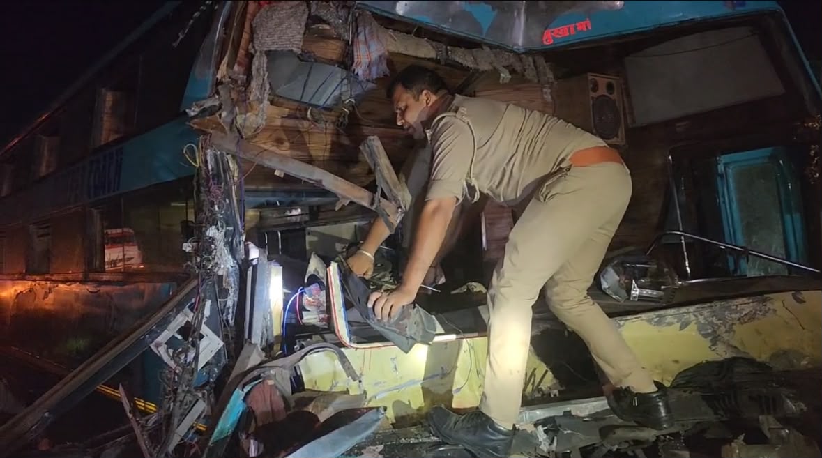 झांसी डबल डेकर बस हादसा: दर्दनाक टक्कर में 2 की मौत, 40 घायल, मची चीख-पुकार
