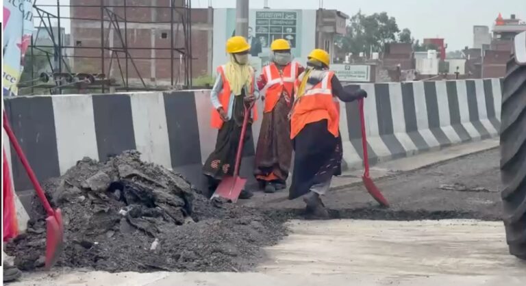 उन्नाव में 92 करोड़ की सड़क दो साल में उखड़ने लगी, गदन खेड़ा ओवरब्रिज पर शुरू हुई मरम्मत