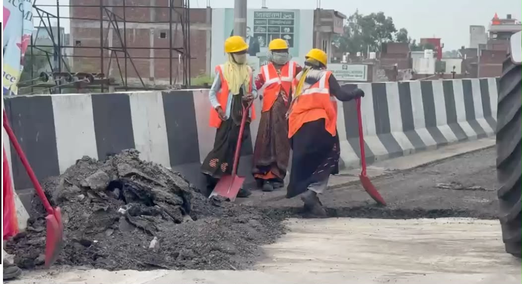 उन्नाव में 92 करोड़ की सड़क दो साल में उखड़ने लगी, गदन खेड़ा ओवरब्रिज पर शुरू हुई मरम्मत