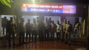 कमिश्नरी चौराहे पर बवाल: पुलिसकर्मियों पर हमला, डीएम दफ्तर का गेट तोड़ा; 13 नामजद, 7 गिरफ्तार