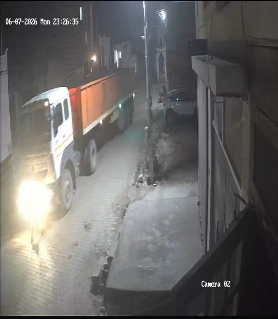 कलानौर के गुढाण गांव में दर्दनाक हादसा, डंपर चालक ने दुकानदार को कुचला; CCTV के आधार पर आरोपी की तलाश
