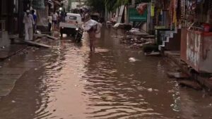 तंबौर जलभराव: हल्की बारिश में डूबी सड़कें, लोग परेशान