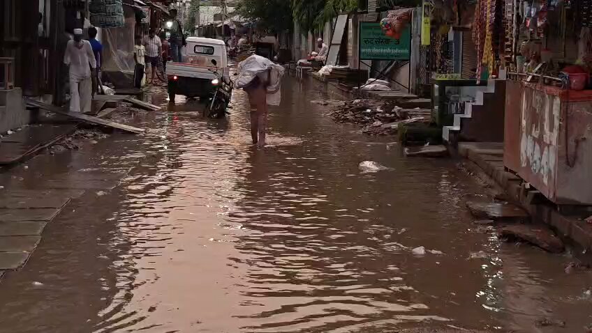 तंबौर जलभराव: हल्की बारिश में डूबी सड़कें, लोग परेशान