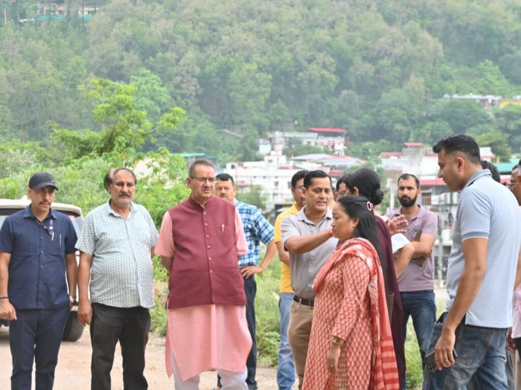 देहरादून में मानसून के बीच कैबिनेट मंत्री गणेश जोशी का निरीक्षण, संवेदनशील क्षेत्रों में सुरक्षा कार्यों में तेजी के निर्देश