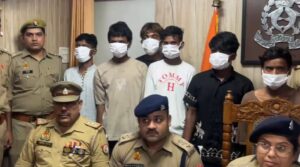 नोएडा में बाइक और मोबाइल चोरी करने वाले गैंग का भंडाफोड़, 8 आरोपी गिरफ्तार; 3 चोरी की बाइक और हथियार बरामद