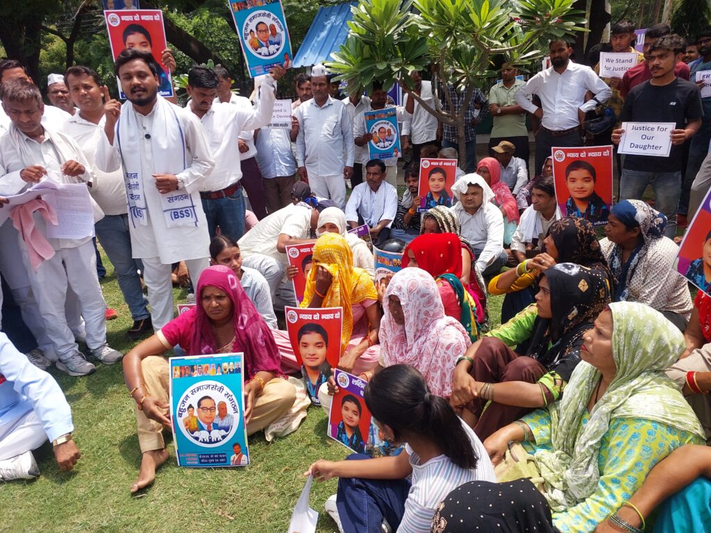मेरठ में बीए छात्रा ललिता गौतम हत्याकांड पर उबाल, दलित समाज ने कलेक्ट्रेट घेरा; आरोपियों को फांसी देने की मांग