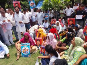 मेरठ में बीए छात्रा ललिता गौतम हत्याकांड पर उबाल, दलित समाज ने कलेक्ट्रेट घेरा; आरोपियों को फांसी देने की मांग