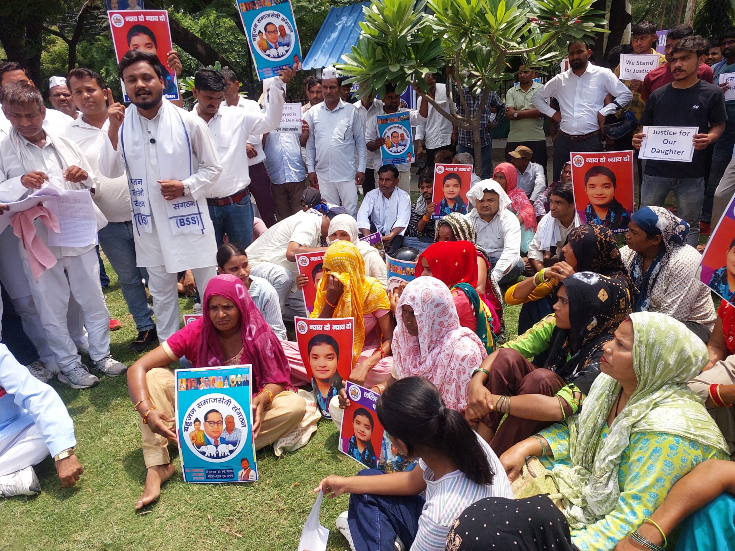 मेरठ में बीए छात्रा ललिता गौतम हत्याकांड पर उबाल, दलित समाज ने कलेक्ट्रेट घेरा