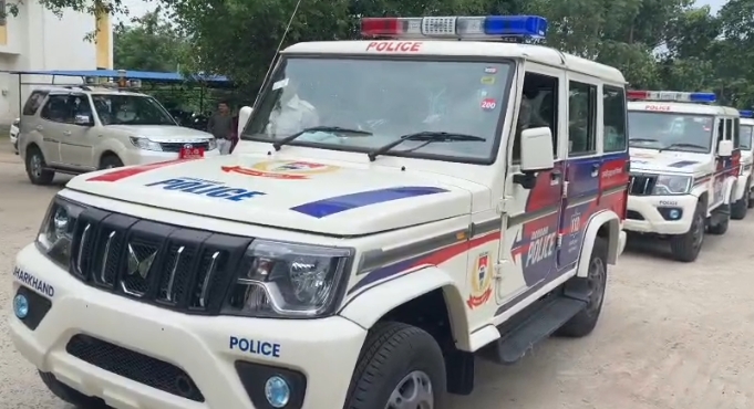 Giridih Police: Dial-112 के 32 नए वाहन शामिल, DC-SP ने दिखाई हरी झंडी