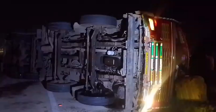 Kaushambi NH-19 Truck Accident: अनियंत्रित ट्रक पलटा, ग्रामीणों ने चालक-खलासी की बचाई जान