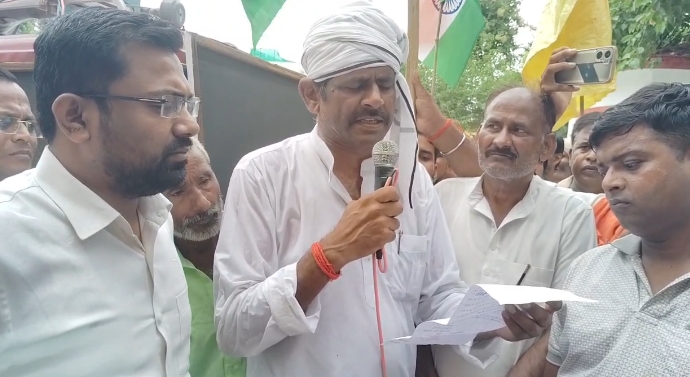 Mahmoodabad Farmers Protest: खाद संकट पर किसानों का प्रदर्शन, CM को ज्ञापन