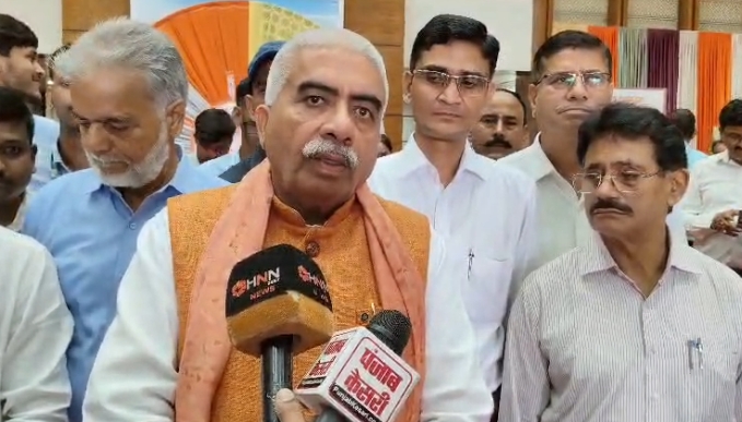 National Handloom Day 2026: योगी ने बुनकरों को दिया सम्मान, ग्लोबल मार्केटिंग पर जोर