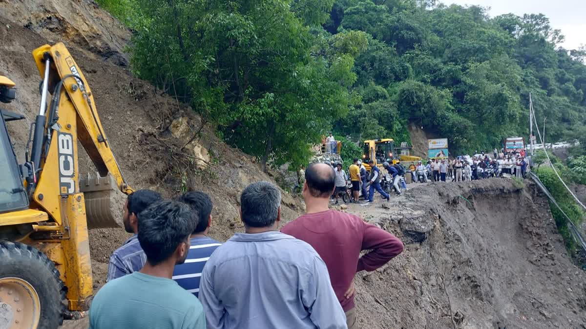 Uttarakhand Road Closed News: मानसून में 135 सड़कें बंद, प्रशासन ने JCB और मशीनें कीं तैनात