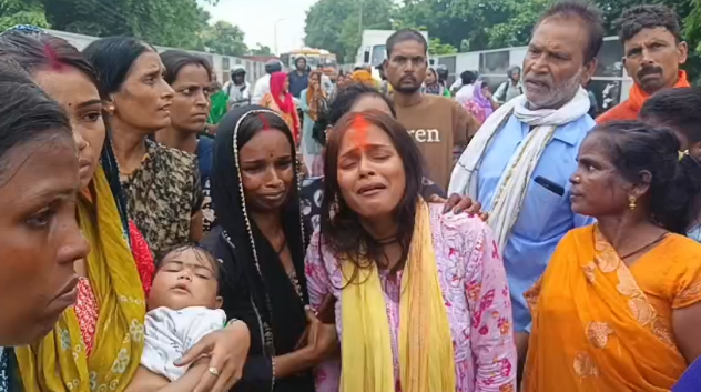 Gorakhpur Baba Dham Death: यात्रा पर गए युवक की संदिग्ध मौत, शव रखकर चक्का जाम