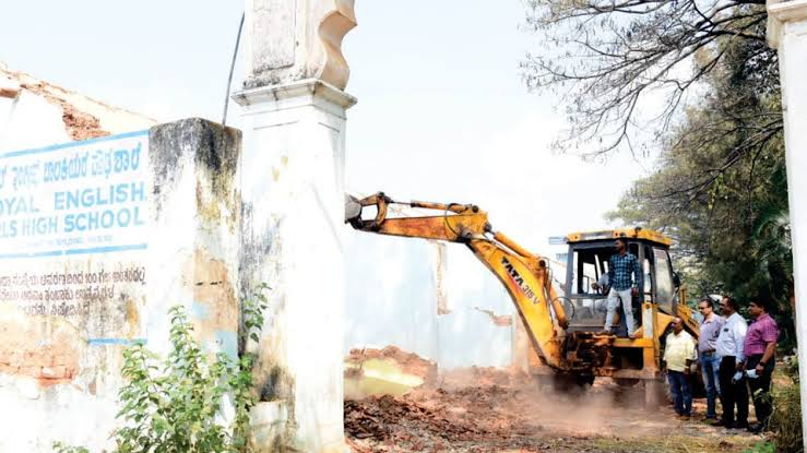 पुराने स्कूल भवन को क्यों गिराया गया?
