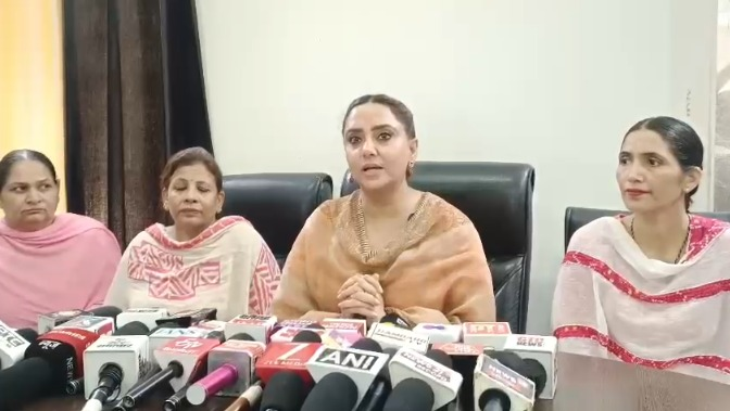 Why did Dr. Gurpreet Kaur sent a legal notice to Ranjit Singh?