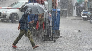 Dehradun Weather Alert: भारी से बहुत भारी बारिश का ऑरेंज अलर्ट, ट्रैकिंग पर रोक और प्रशासन हाई अलर्ट पर