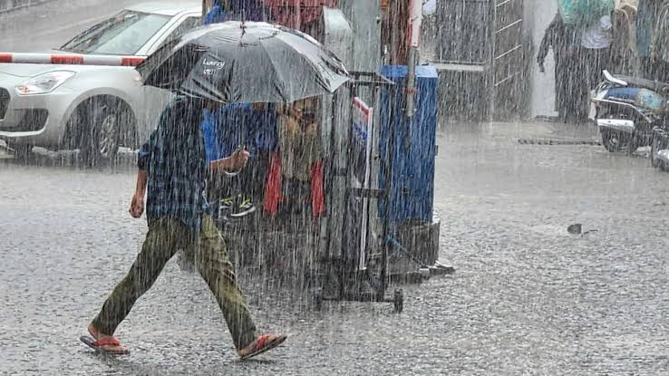 Dehradun Weather Alert: भारी से बहुत भारी बारिश का ऑरेंज अलर्ट, ट्रैकिंग पर रोक और प्रशासन हाई अलर्ट पर