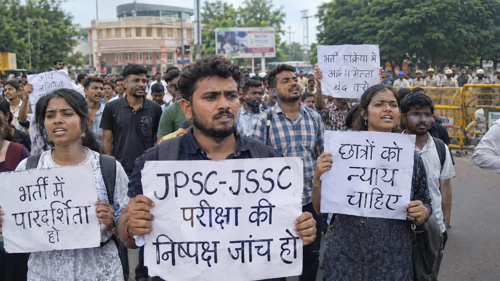 झारखंड छात्र आंदोलन के दौरान रांची में छात्र और नौकरी अभ्यर्थी भर्ती परीक्षाओं में पारदर्शिता, निष्पक्ष जांच और छात्रों के न्याय की मांग को लेकर प्रदर्शन करते हुए।