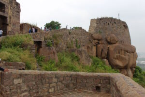 गोलकोंडा किले में सुरंगों का रहस्य: 500 साल पुराने किले की अनसुनी कहानी