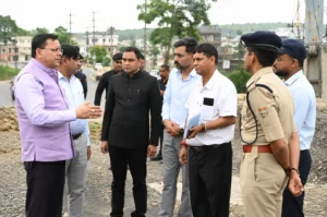 नंदा की चौकी पुल की एप्रोच रोड पर धामी का निरीक्षण, गुणवत्ता और सुरक्षा पर दिया जोर