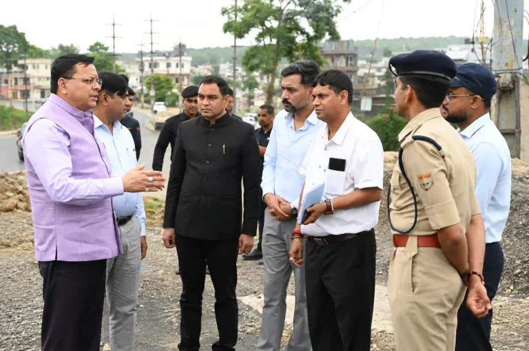 नंदा की चौकी पुल की एप्रोच रोड पर धामी का निरीक्षण, गुणवत्ता और सुरक्षा पर दिया जोर