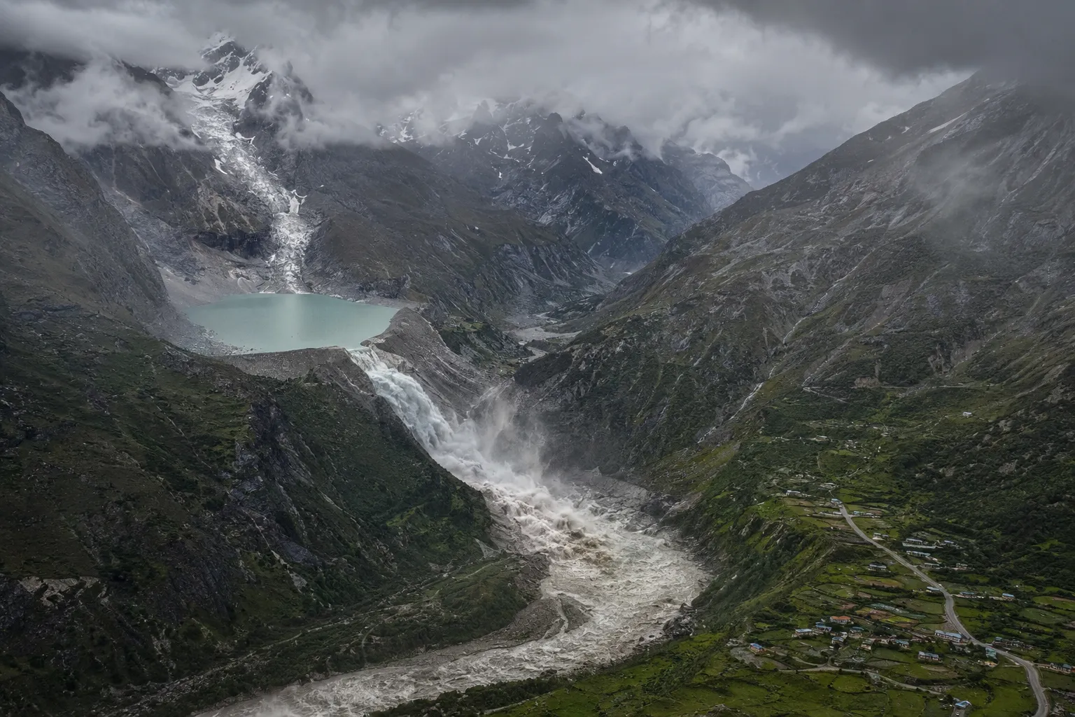 उत्तराखंड हिमालय में ग्लेशियर झील फटने से संभावित GLOF और downstream बाढ़ का दृश्य।