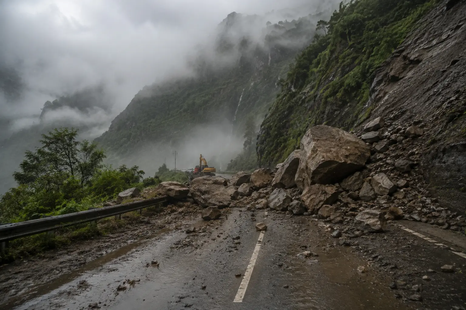 उत्तराखंड में भारी बारिश के बाद पहाड़ी सड़क पर भूस्खलन और मलबा