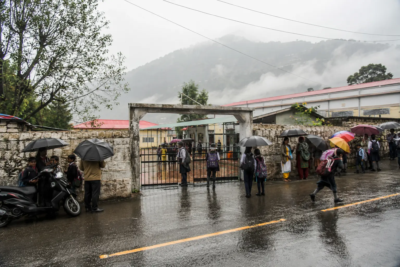 उत्तराखंड में बारिश के बीच स्कूल बंद होने की स्थिति