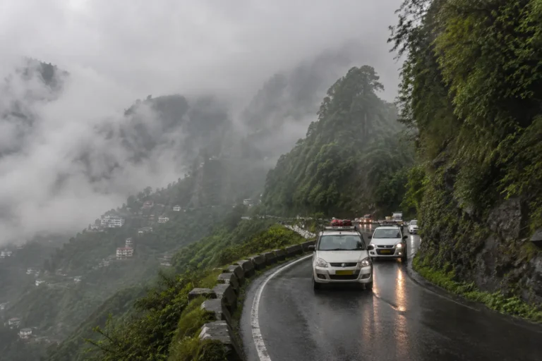 Uttarakhand Travel Advisory 2026: बारिश में Dehradun, Mussoorie, Rishikesh और Nainital जाने से पहले क्या जानें?