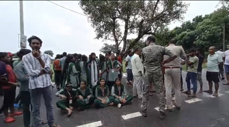 अहिल्यापुर हाई स्कूल निर्माण विवाद: छात्रों ने किया सड़क जाम