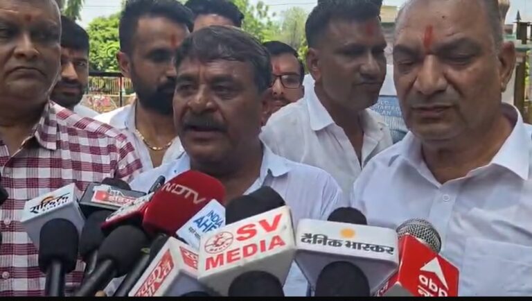 गाय को राष्ट्रमाता का दर्जा देने की मांग, कांग्रेस ने सौंपा ज्ञापन
