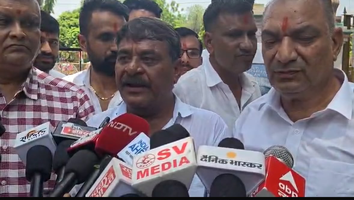गाय को राष्ट्रमाता का दर्जा देने की मांग, कांग्रेस ने सौंपा ज्ञापन