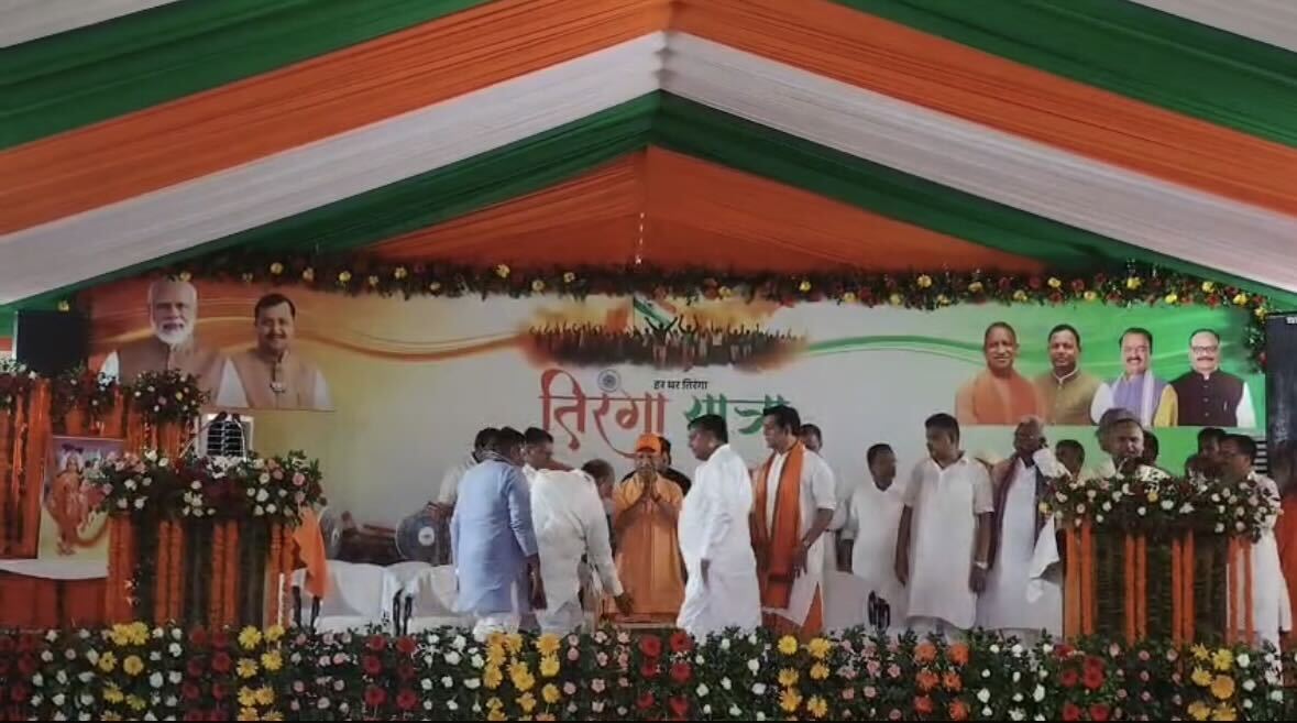 गोरखपुर तिरंगा यात्रा CM योगी की अगुवाई में उमड़ा देशभक्ति का जनसैलाब, ढाई किमी तक गूंजा ‘राष्ट्र प्रथम’