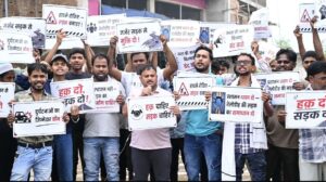 तेलोडीह सड़क को लेकर मानव श्रृंखला, सड़क निर्माण की मांग