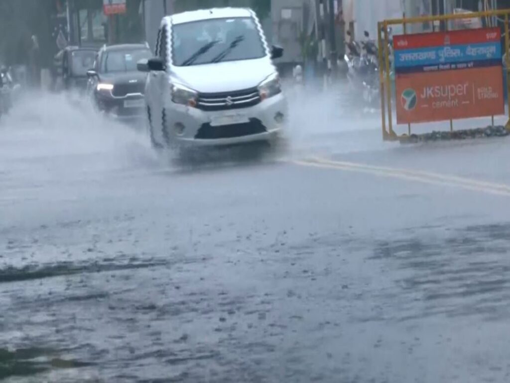 उत्तराखंड में भारी बारिश से जनजीवन प्रभावित, 97 सड़कें बंद; देहरादून में आज स्कूल बंद