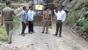 Champawat Road Protest: कुकड़ौनी में ‘सड़क नहीं तो वोट नहीं’, चुनाव बहिष्कार की चेतावनी