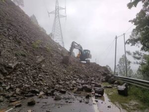 Dehradun to Mussoorie Road Hit by Heavy Rain and Landslides; Travel Routes Face Disruption 